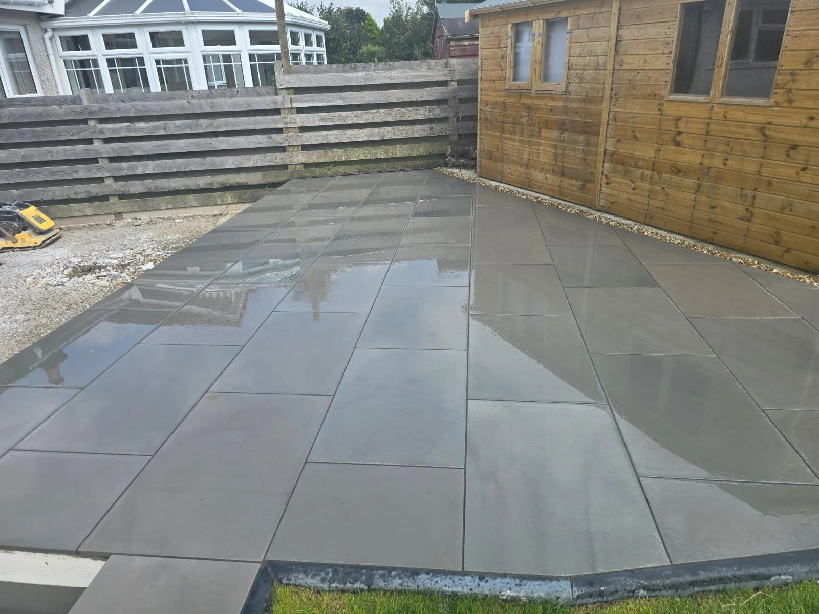 Grey porcelain patio with large format slabs