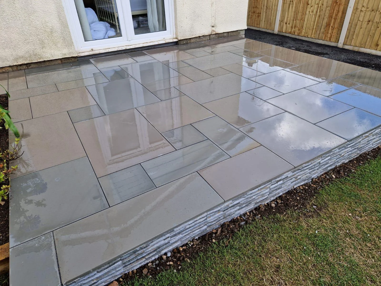 Porcelain patio raised on a slate plinth