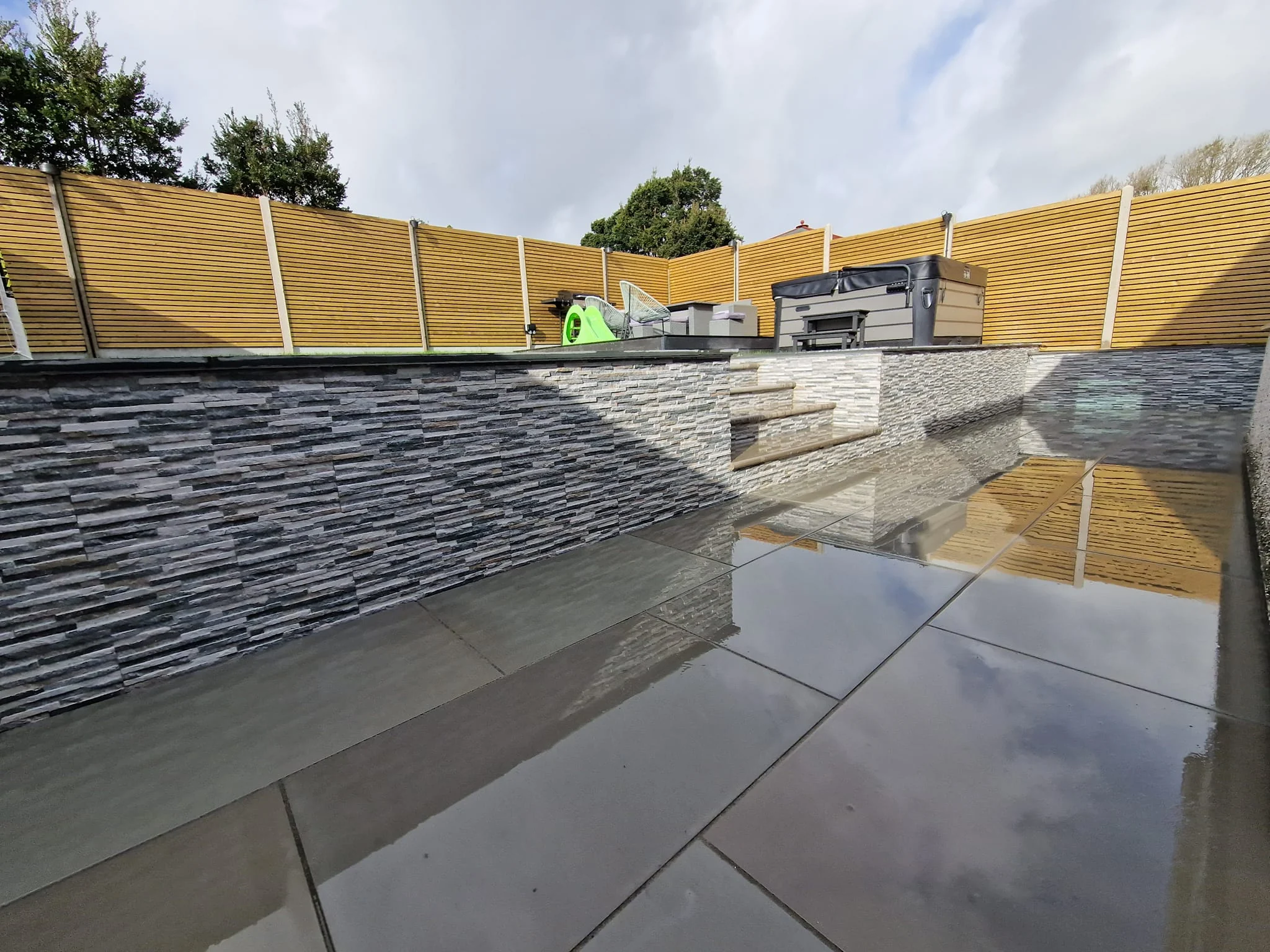 Porcelain patio with slate wall cladding