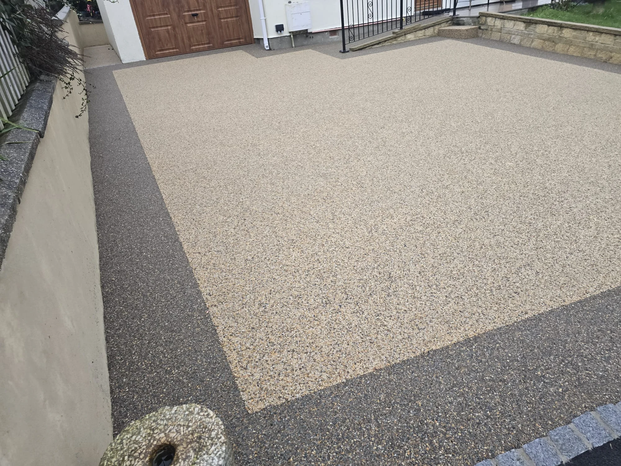 Buff resin driveway with a charcoal border