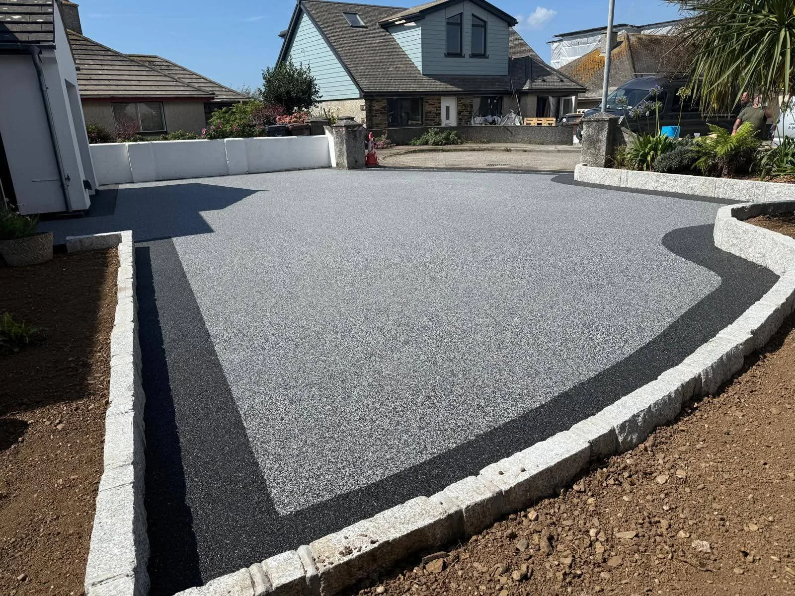Resin driveway with a sweeping charcoal border